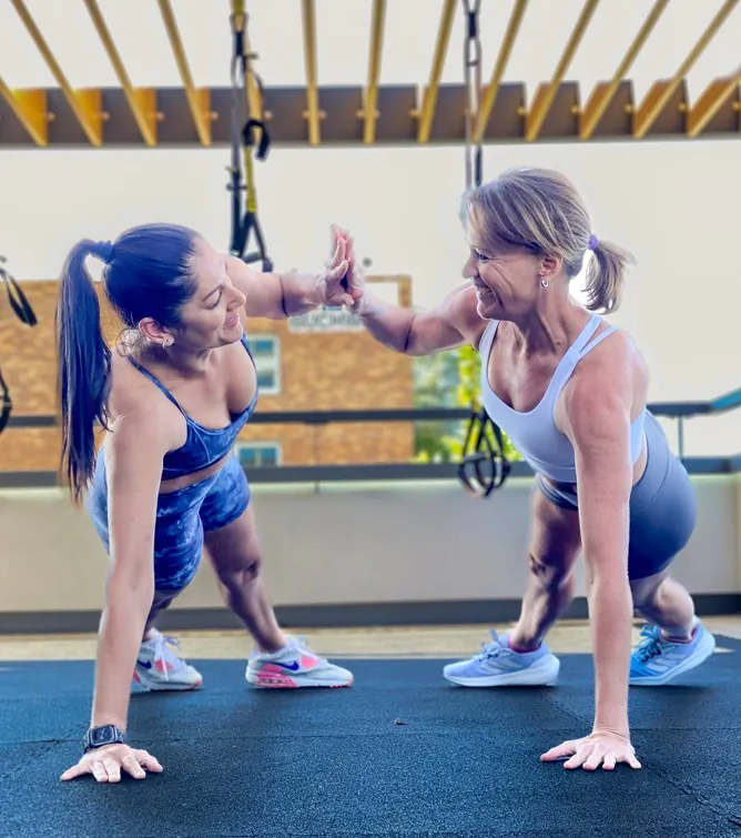 Personal Training in Darmstadt – Trainerin mit Klientin beim Outdoor-Workout